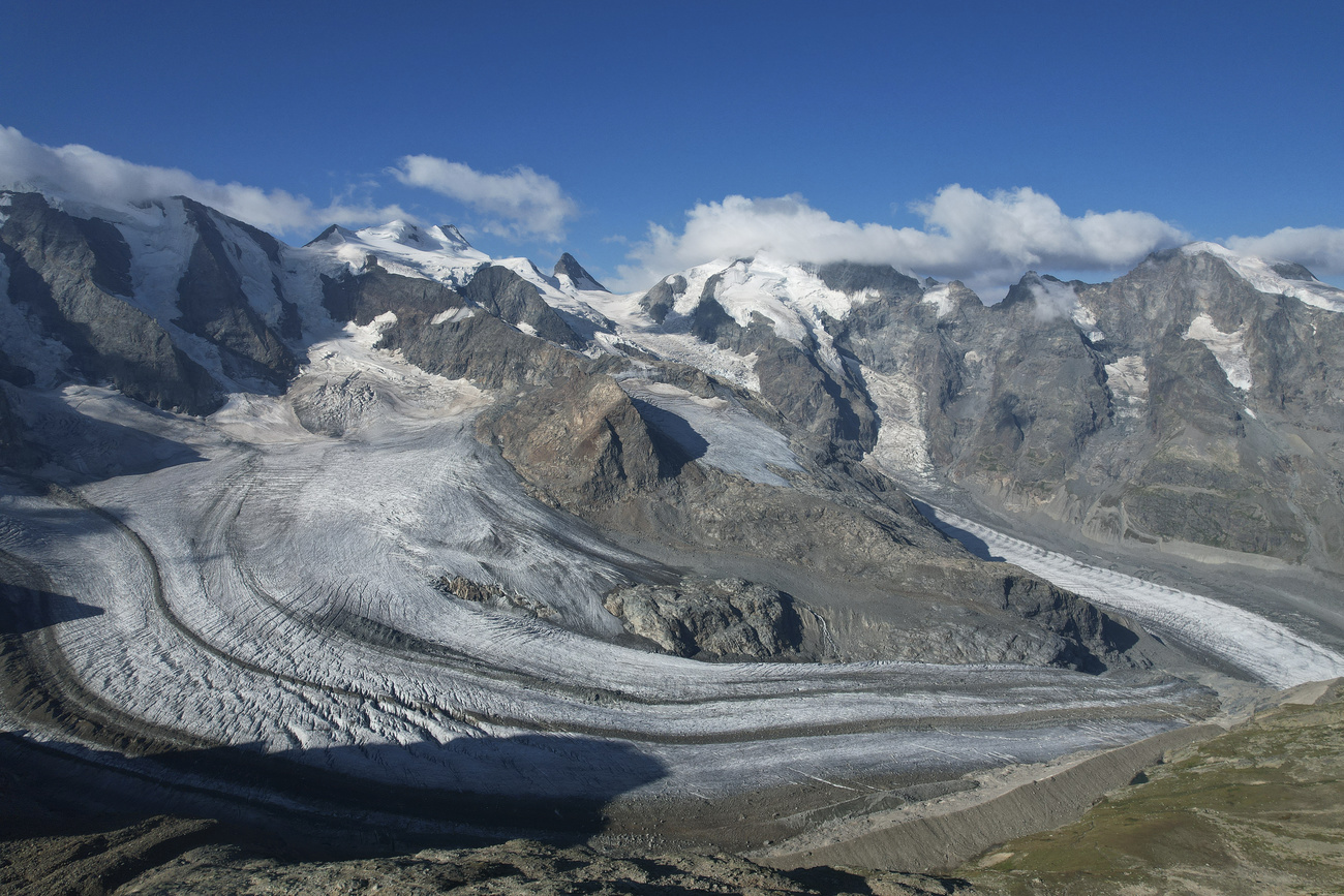 ghiacciaio in giornata di cielo sereno