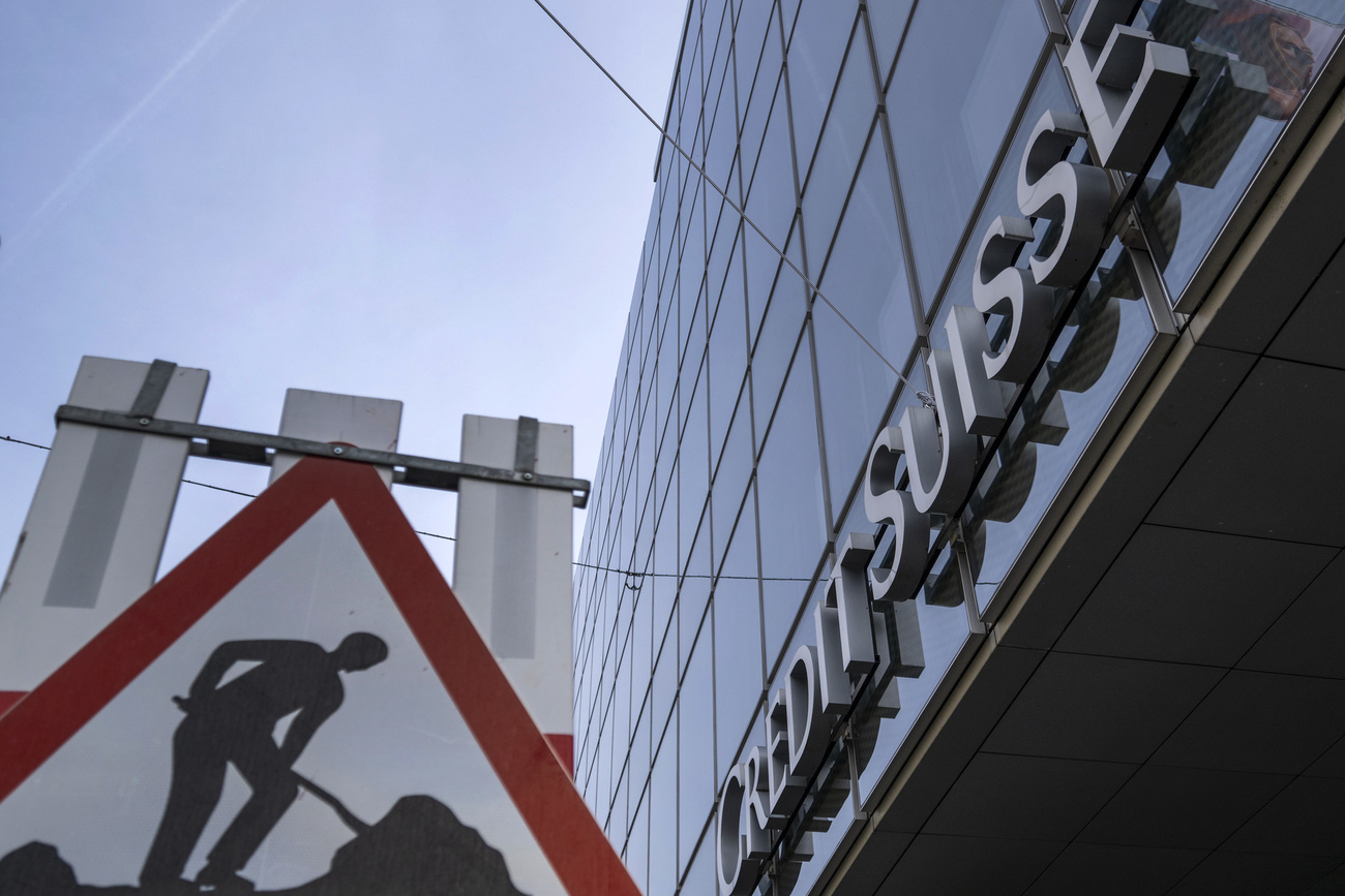 un cartello di lavori in corso davanti a una filiale di credit suisse