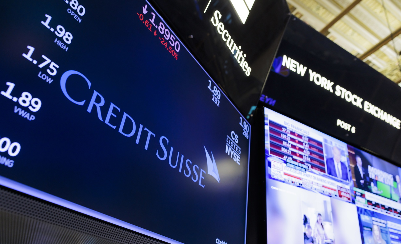 schermo con scritta Credit Suisse e valore delle azioni del titolo in borsa