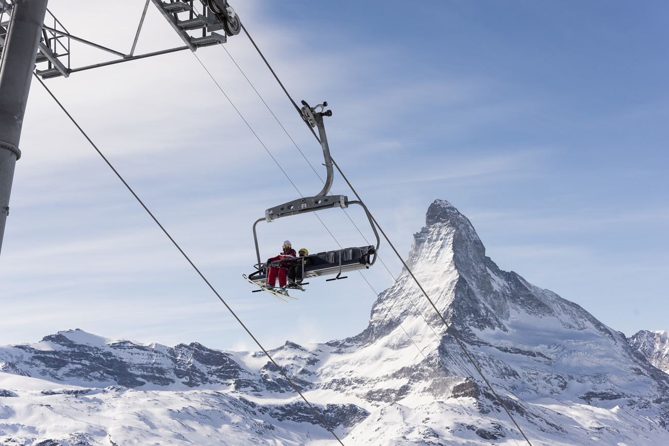 Una seggiovia di Zermatt con dietro il Cervino.