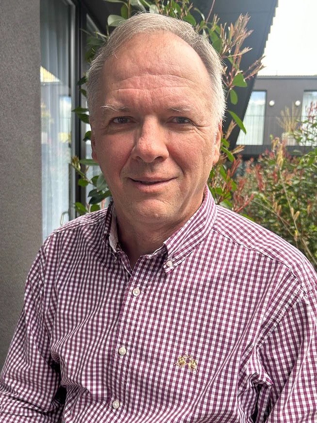 Markus Glatz blickt in die Kamera.