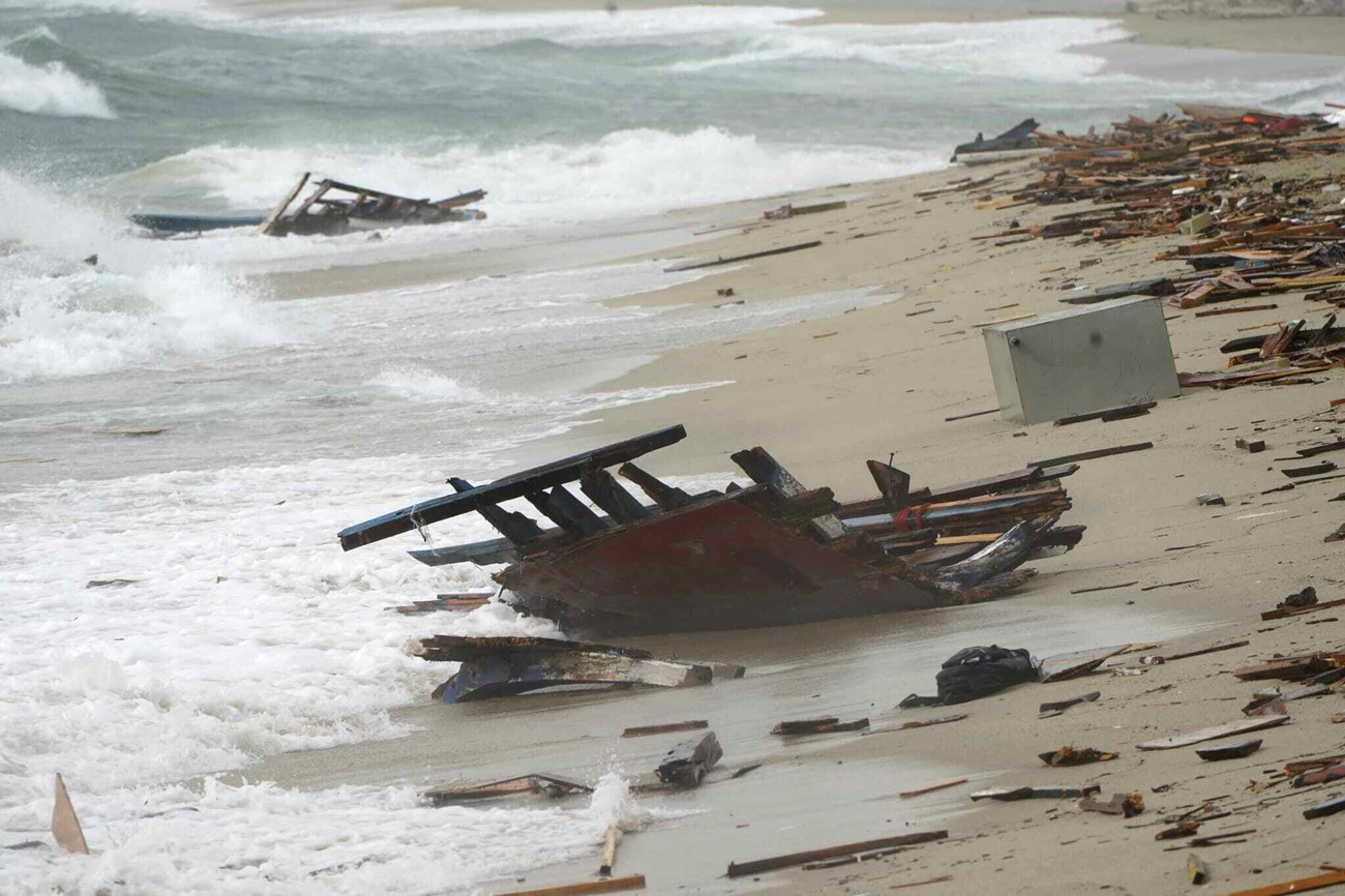 Ciò che rimane sulla spiaggia di Steccato di Cutro dopo la tragedia del 26 febbraio 2023.