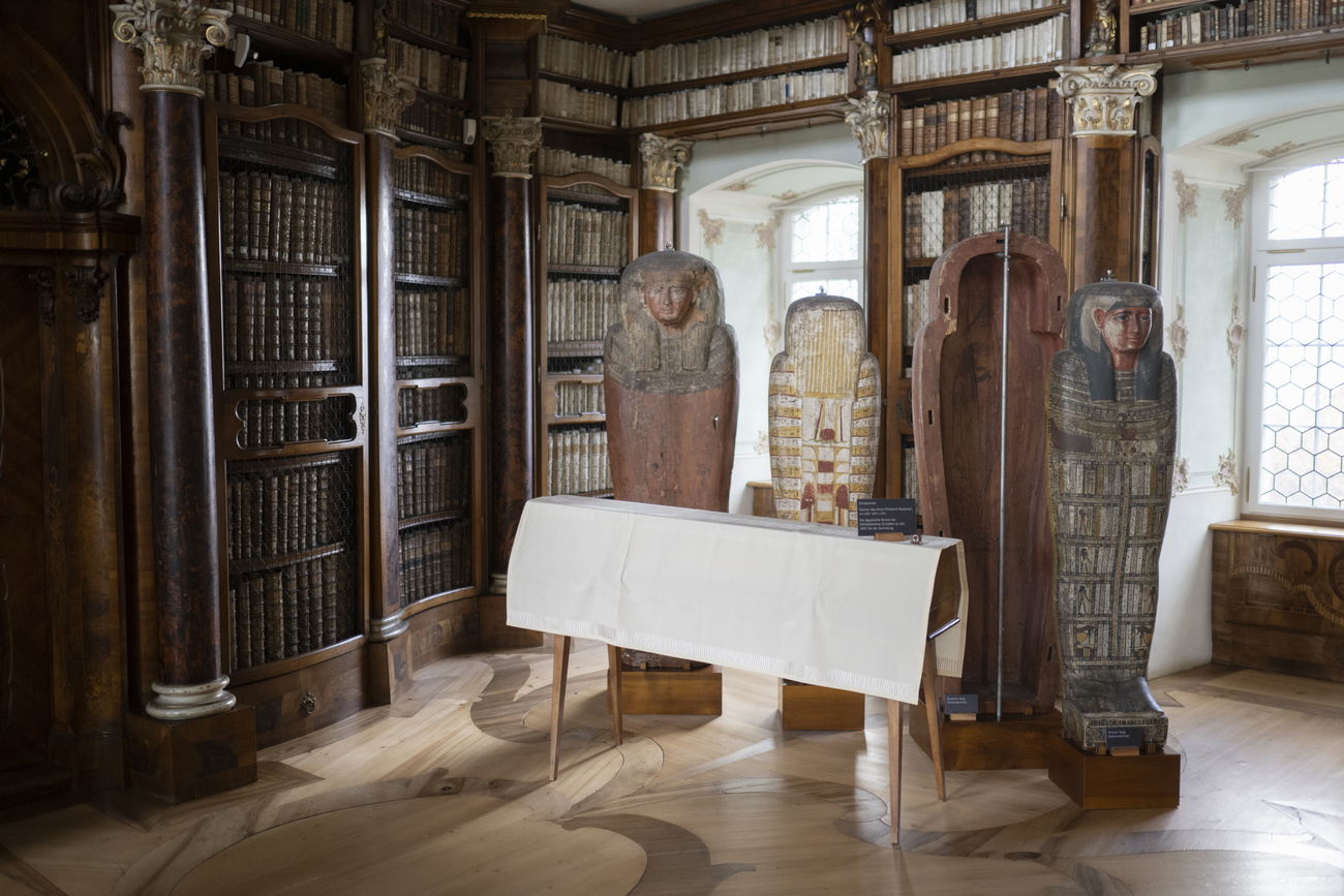 聖加侖修道院圖書館中被白布蓋起來的木乃伊。