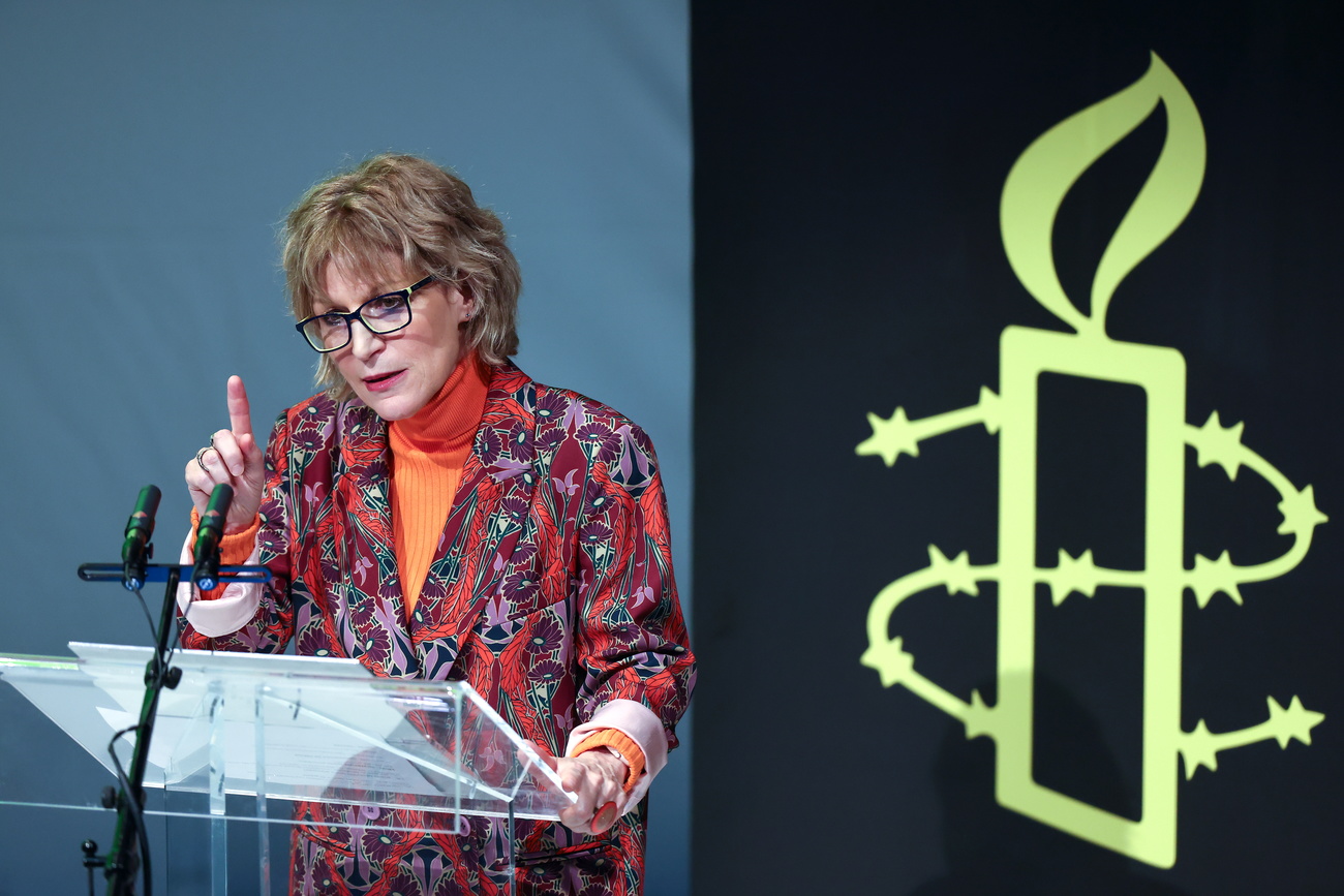 La directrice d Amnesty Internatinal en conférence de presse