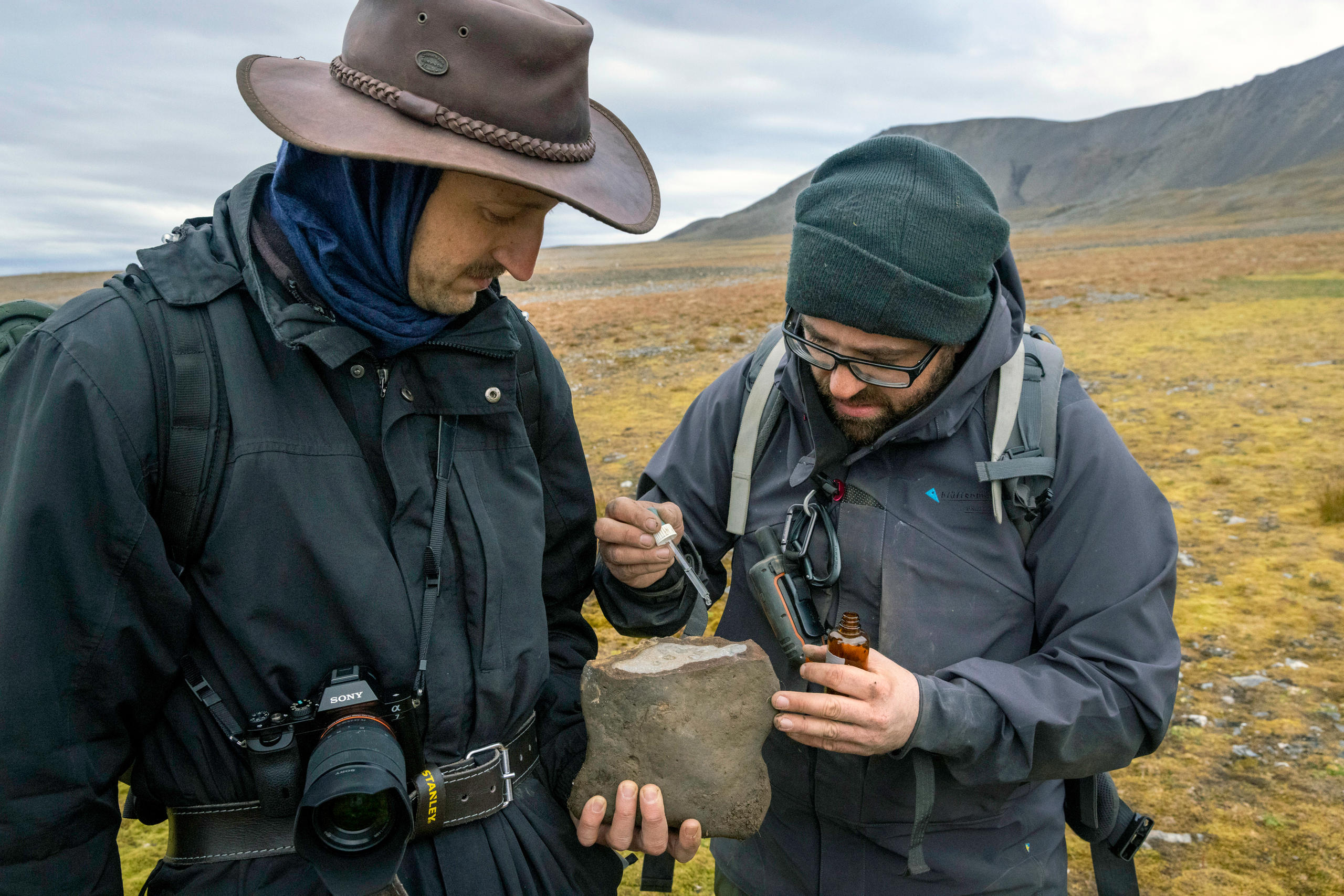 Sebastian Doetterl and Florian Wilken check the carbonate content of a rock