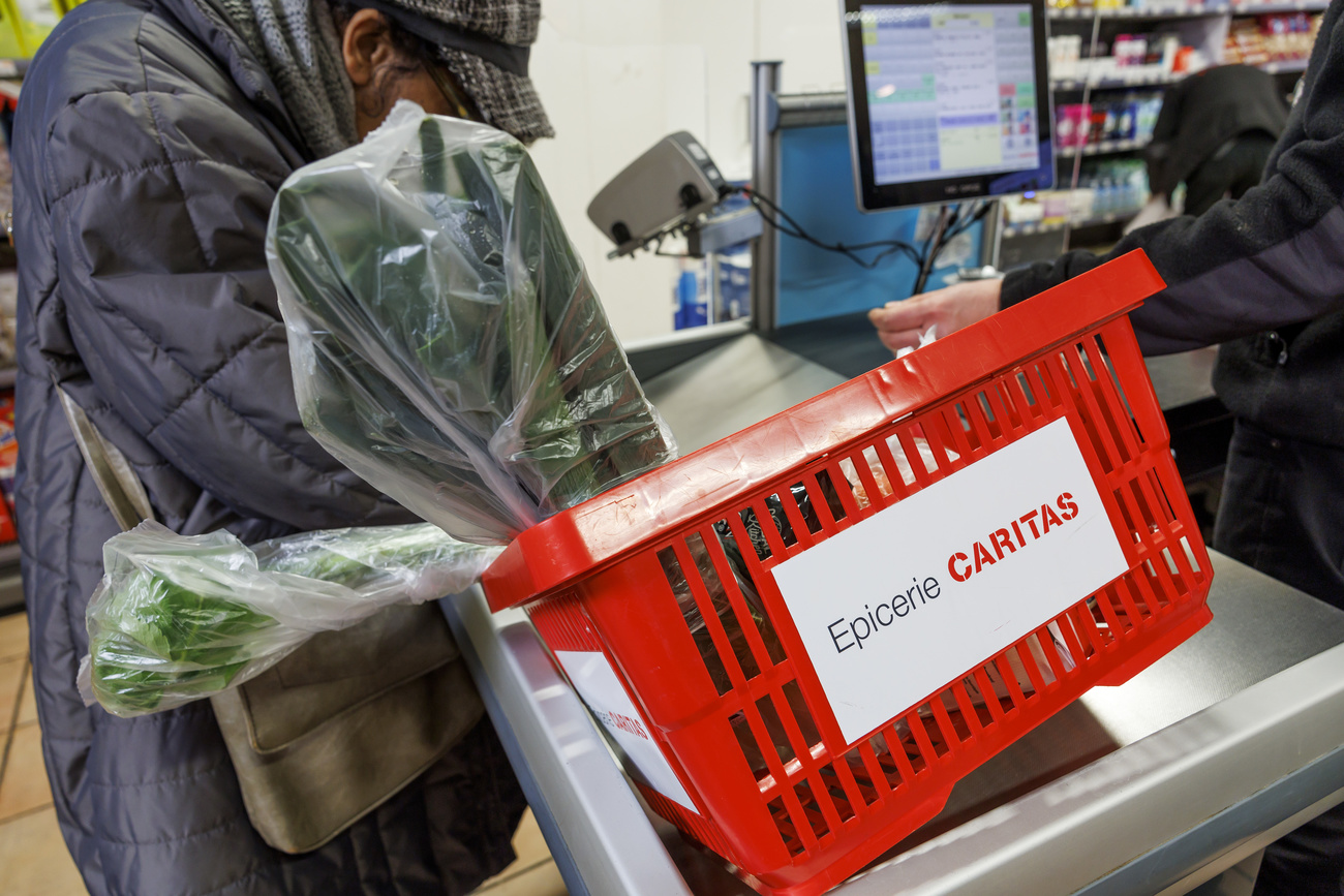 Panier de courses à une caisse de Caritas