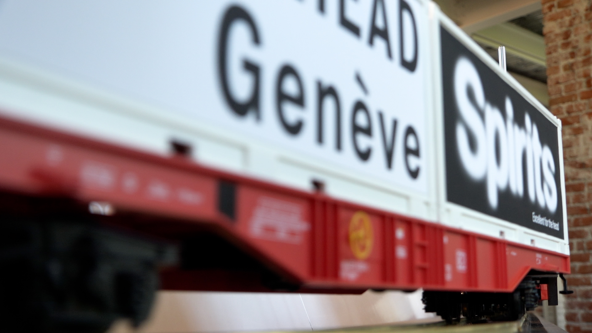 Il trenino con il logo della scuola d arte di Ginevra HEAD.