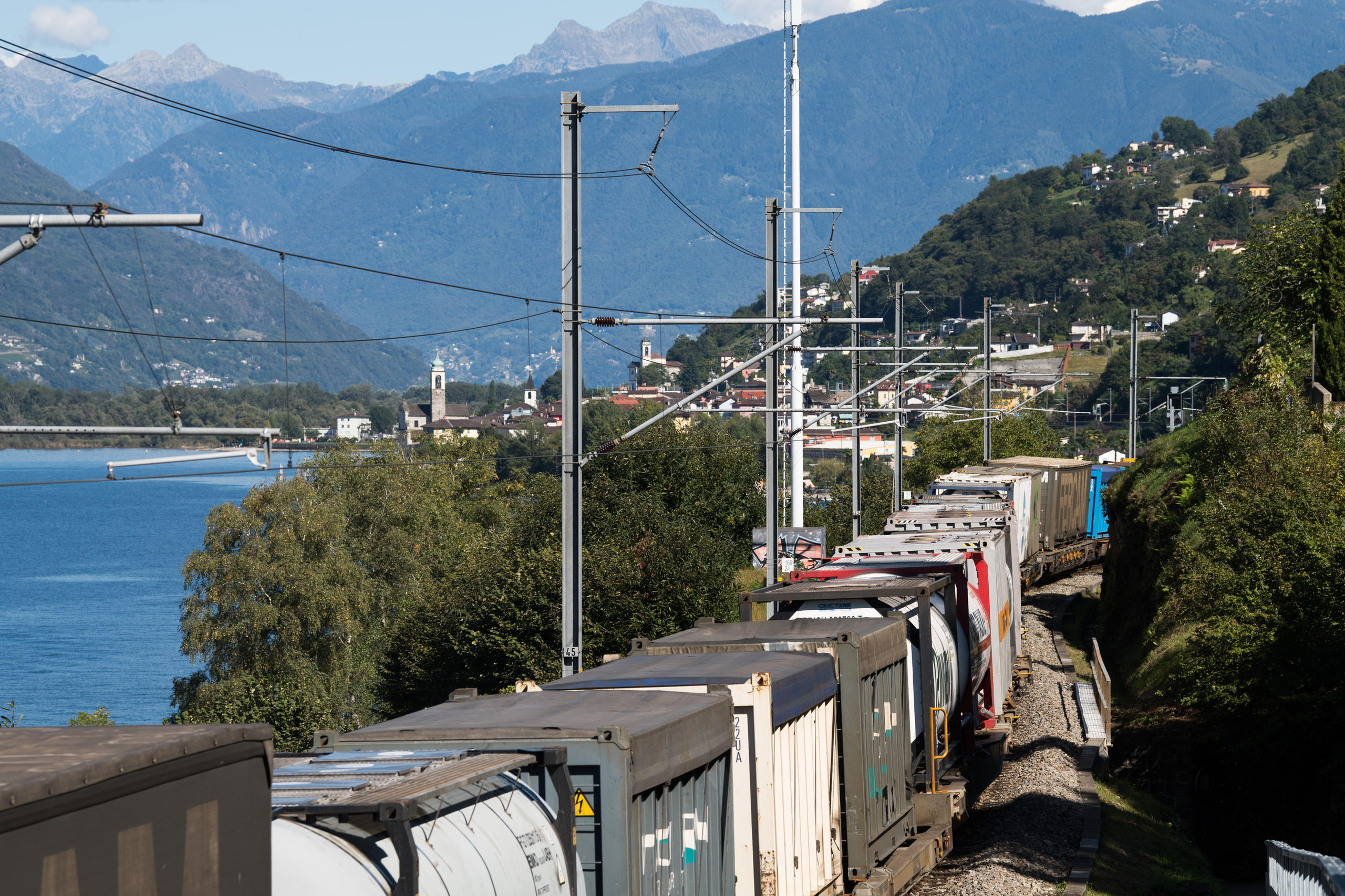 treno merci lungo un lago