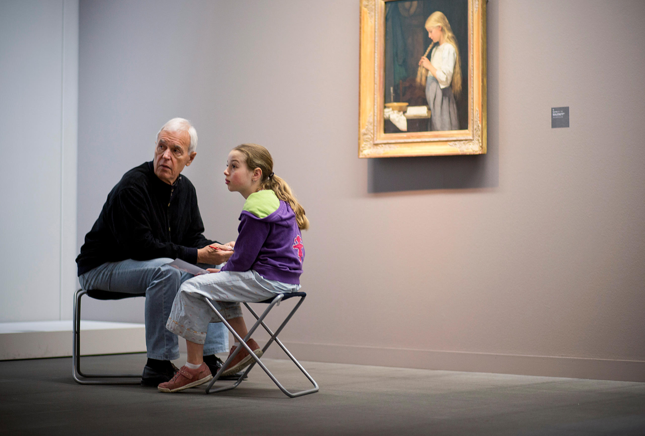 un uomo anziano con una bambina in un museo