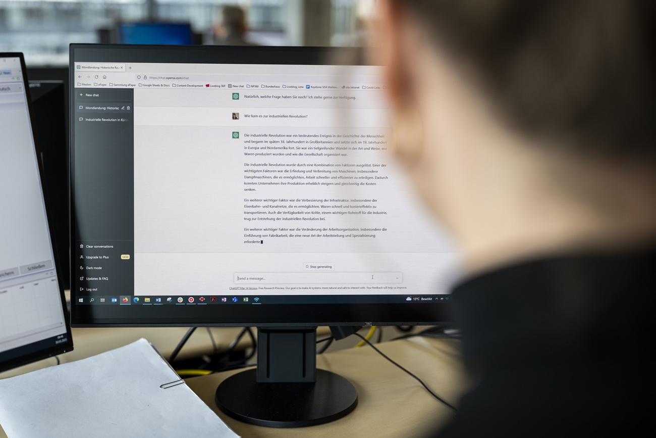 Une femme utilise Chat GPT sur un ordinateur