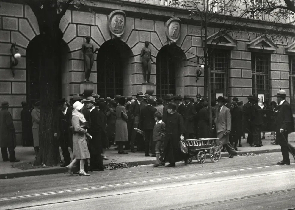 Des gens devant une banque dans les années 1930
