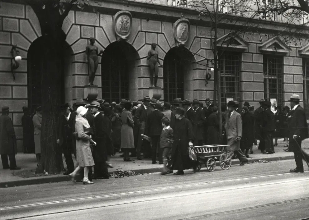viele Leute vor einer bank