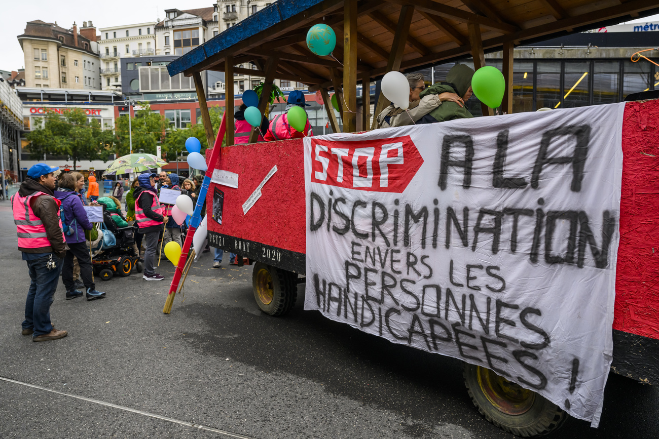 manifestazione con un carro