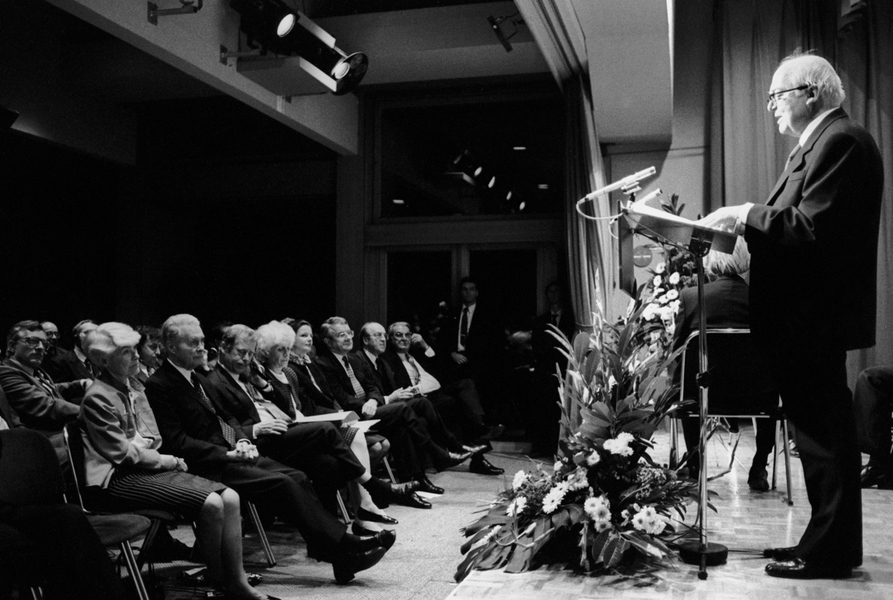 Mann hält Rede auf einem Podium