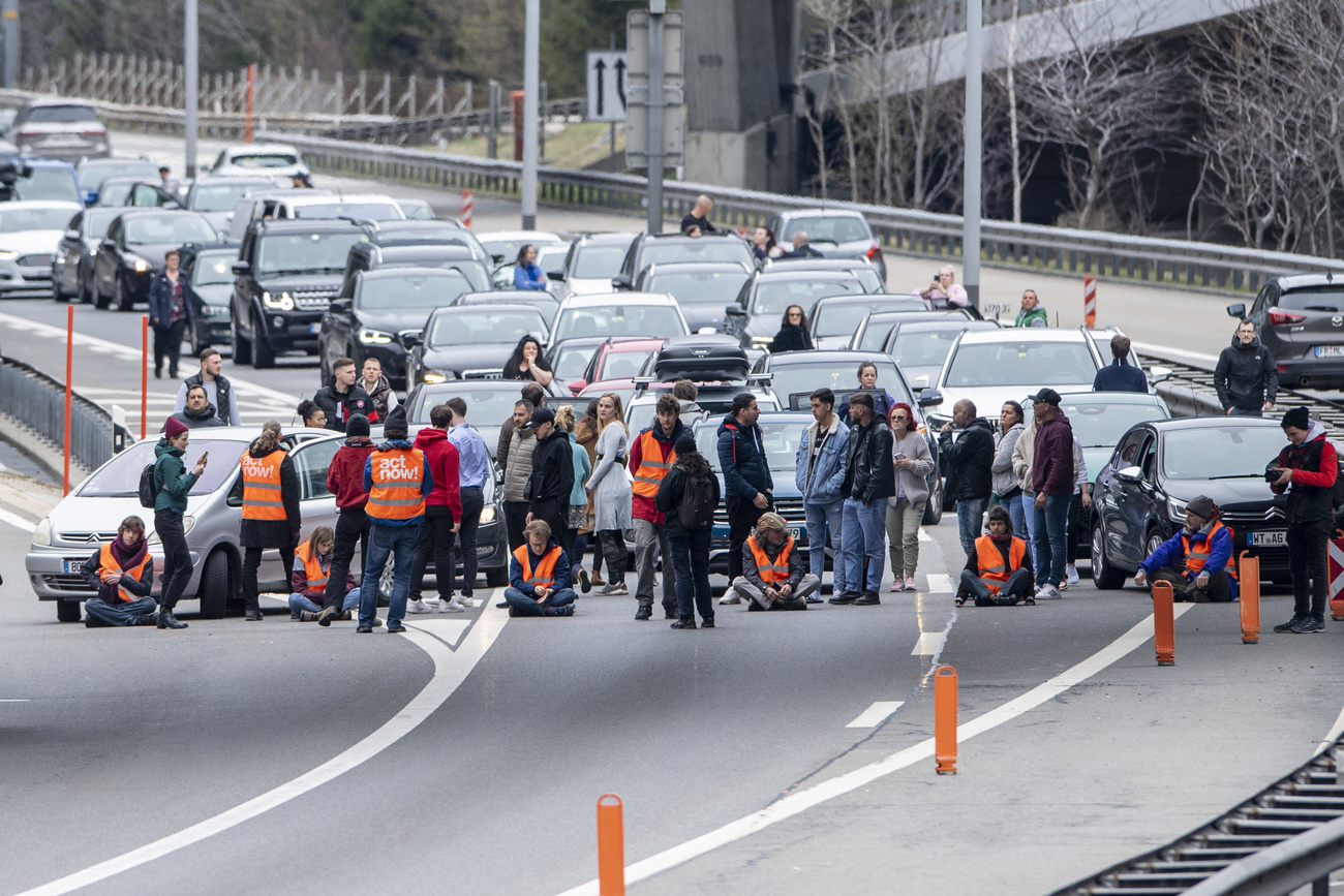 La pazienza delle e dei vacanzieri messa a dura prova dai dimostranti al Gottardo.