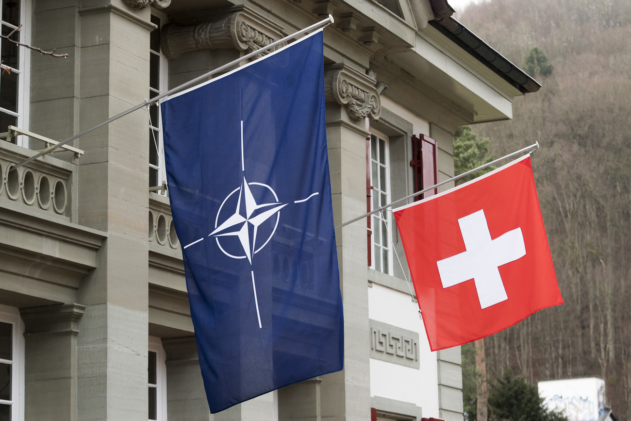 أعلام الحلف الأطلسي وسويسرا على واجهة أحد المباني