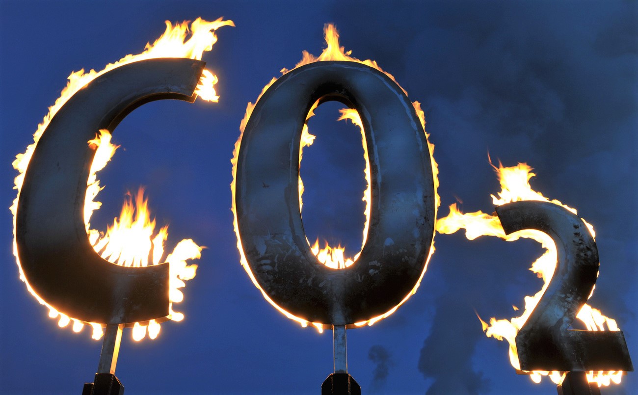 Eine CO2-Leuchtreklame steht in Flammen