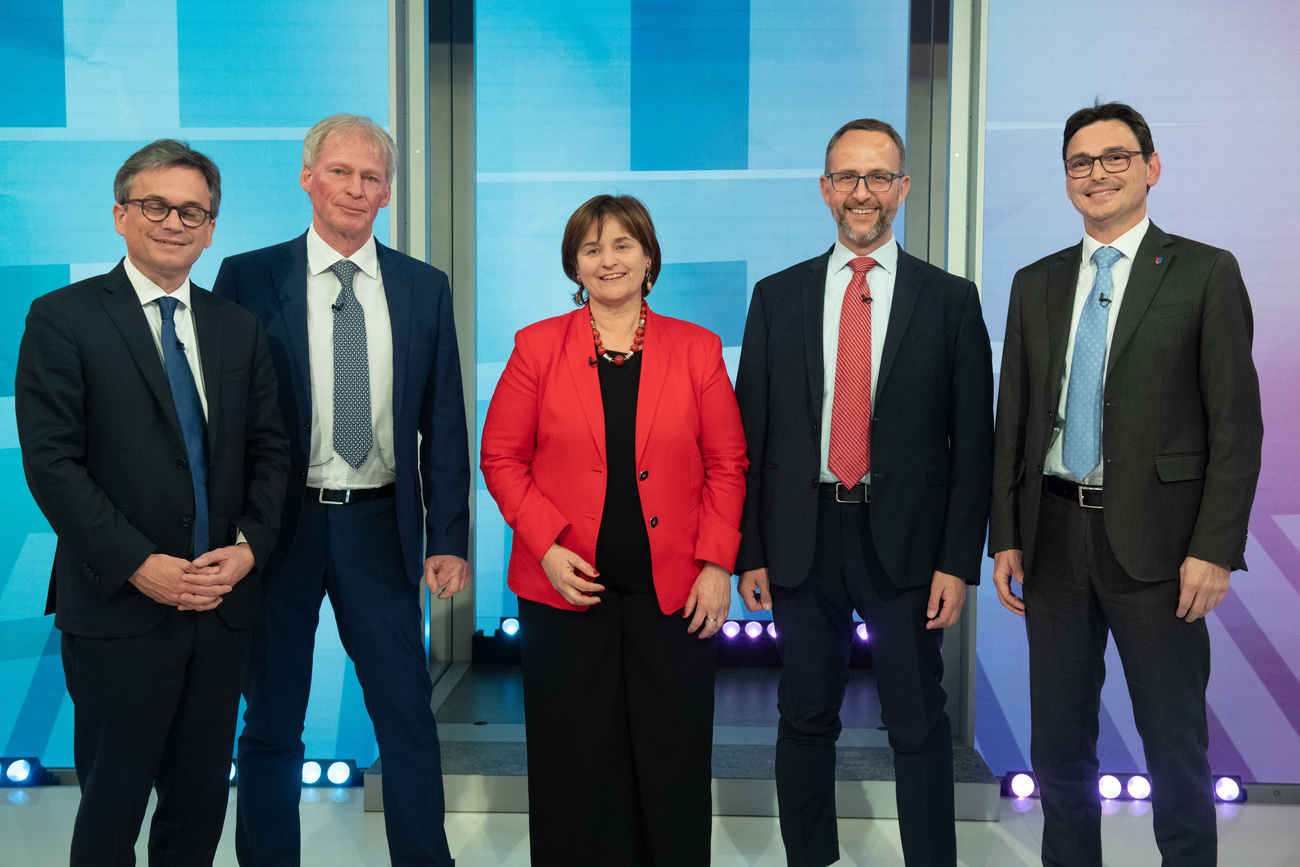 quattro uomini e una donna in posa per una fotografia