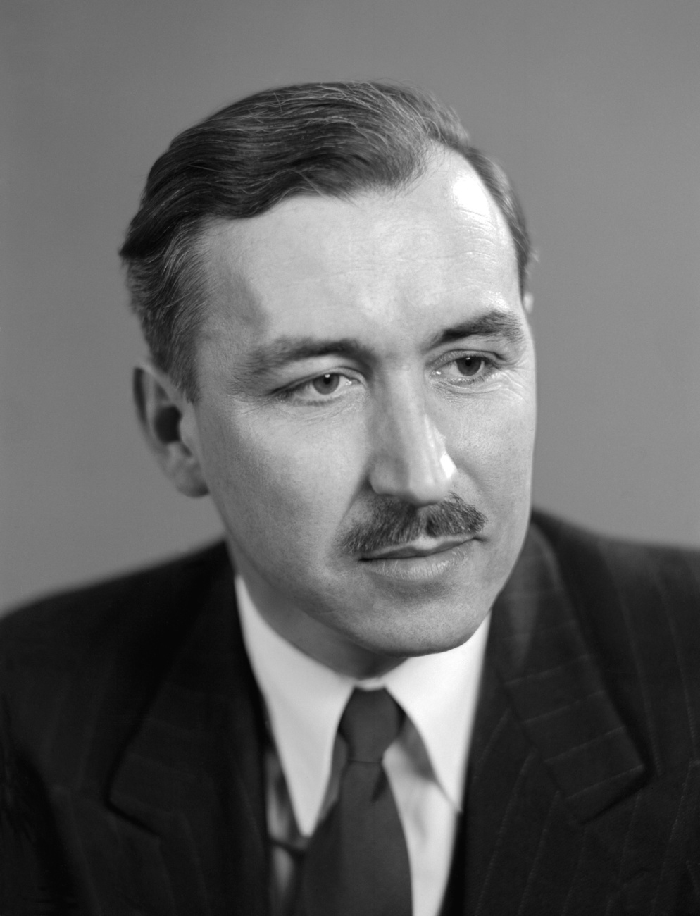 Portrait d une homme avec une moustache et un costume