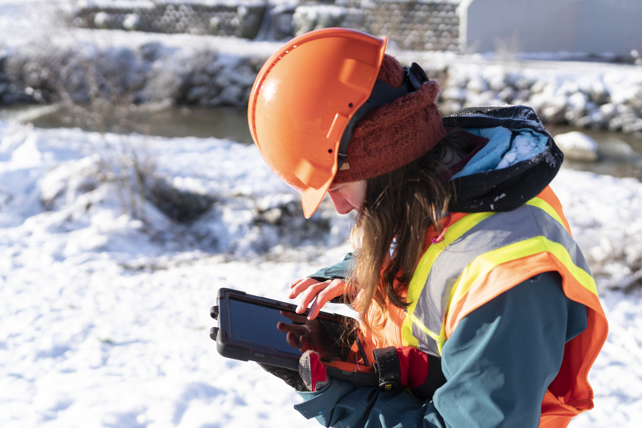 donna con casco da cantiere lavora all eterno su un ipad