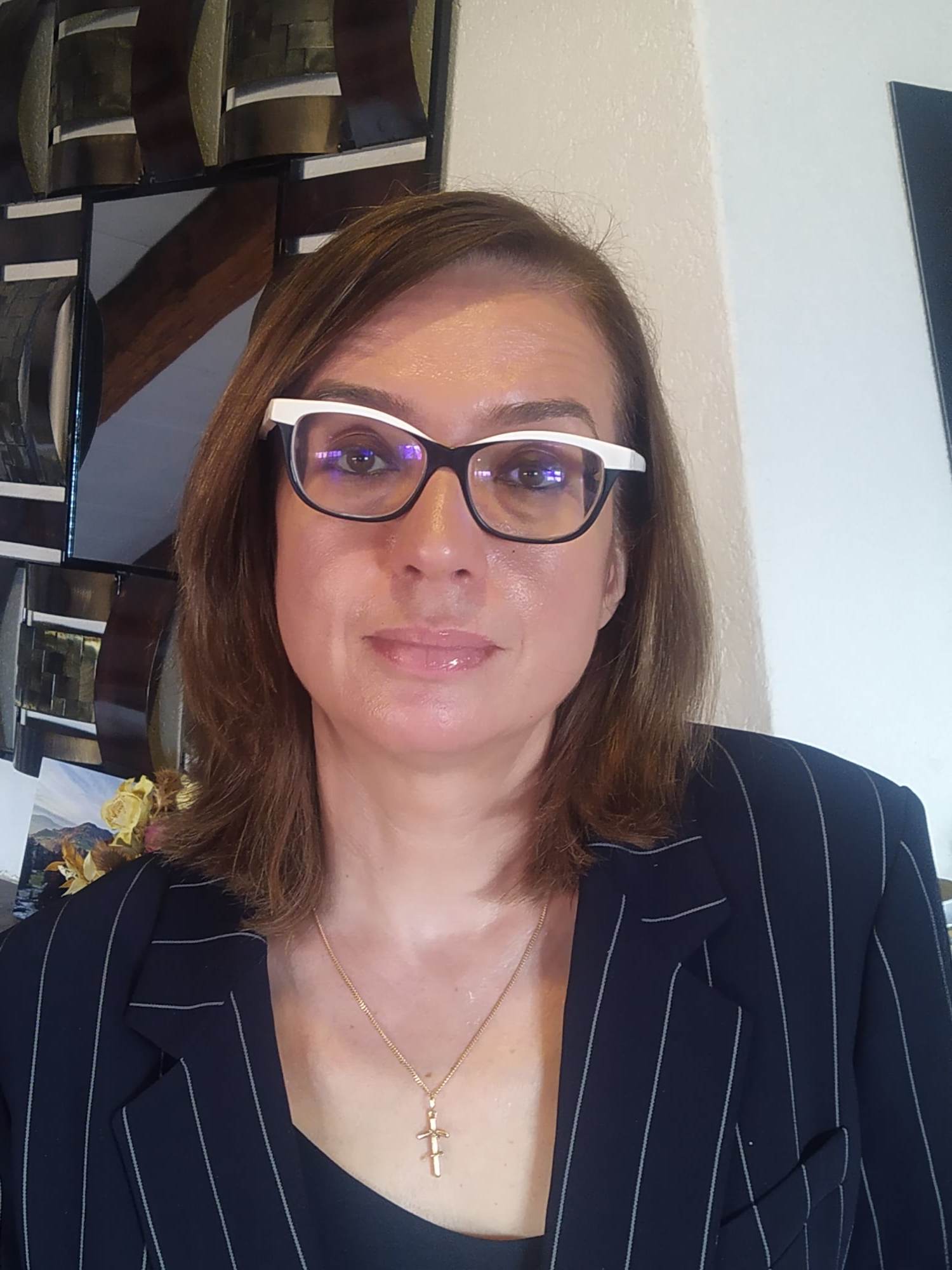 Frau blickt in die Kamera.