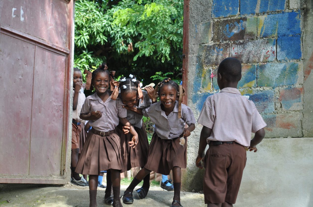 Niños de colegio riendo en Haití