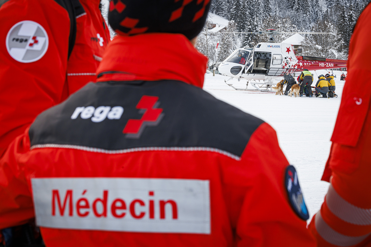 medici rega osservano elicottero