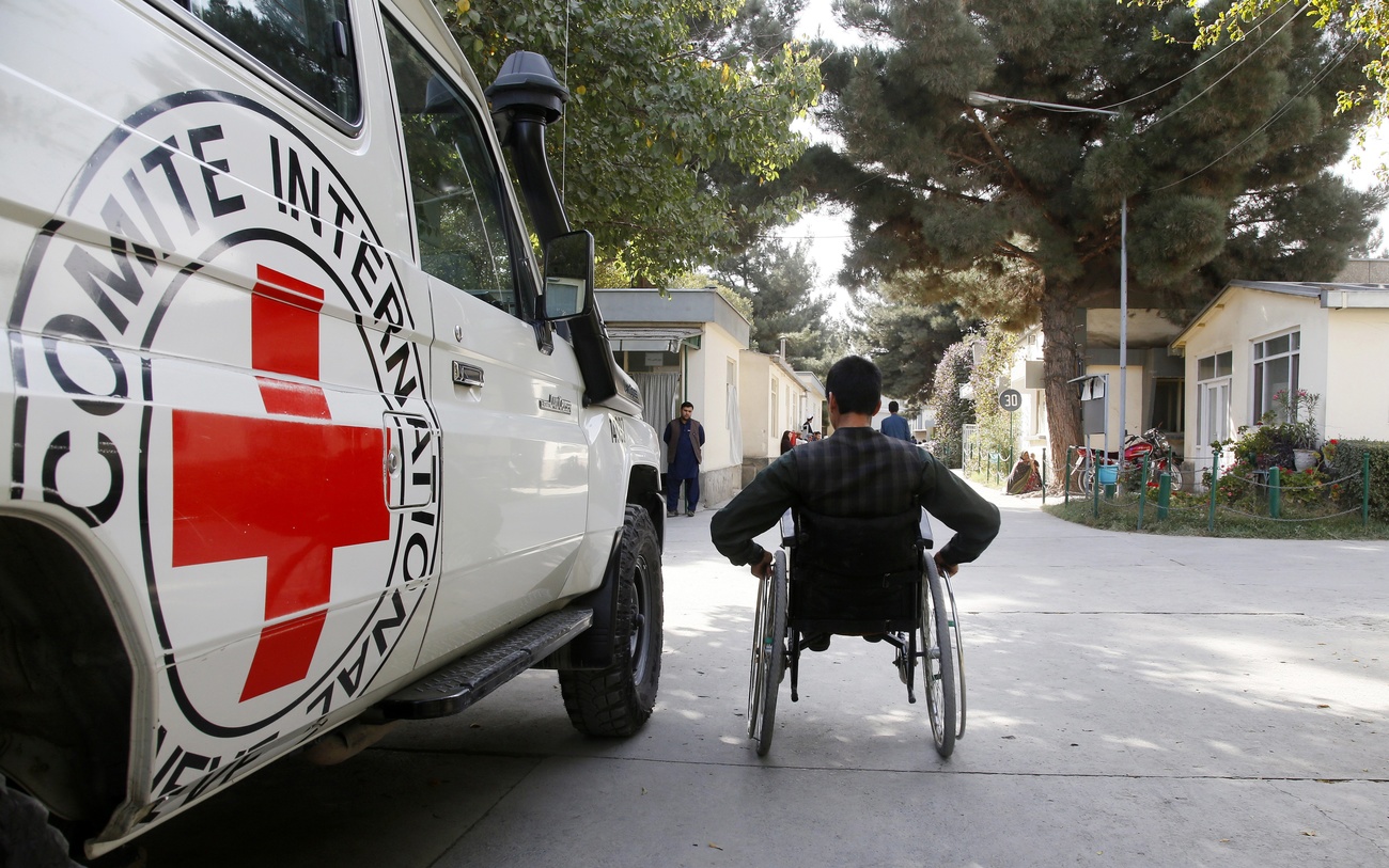 auto del cicr con persona su una sedia a rotelle di fianco