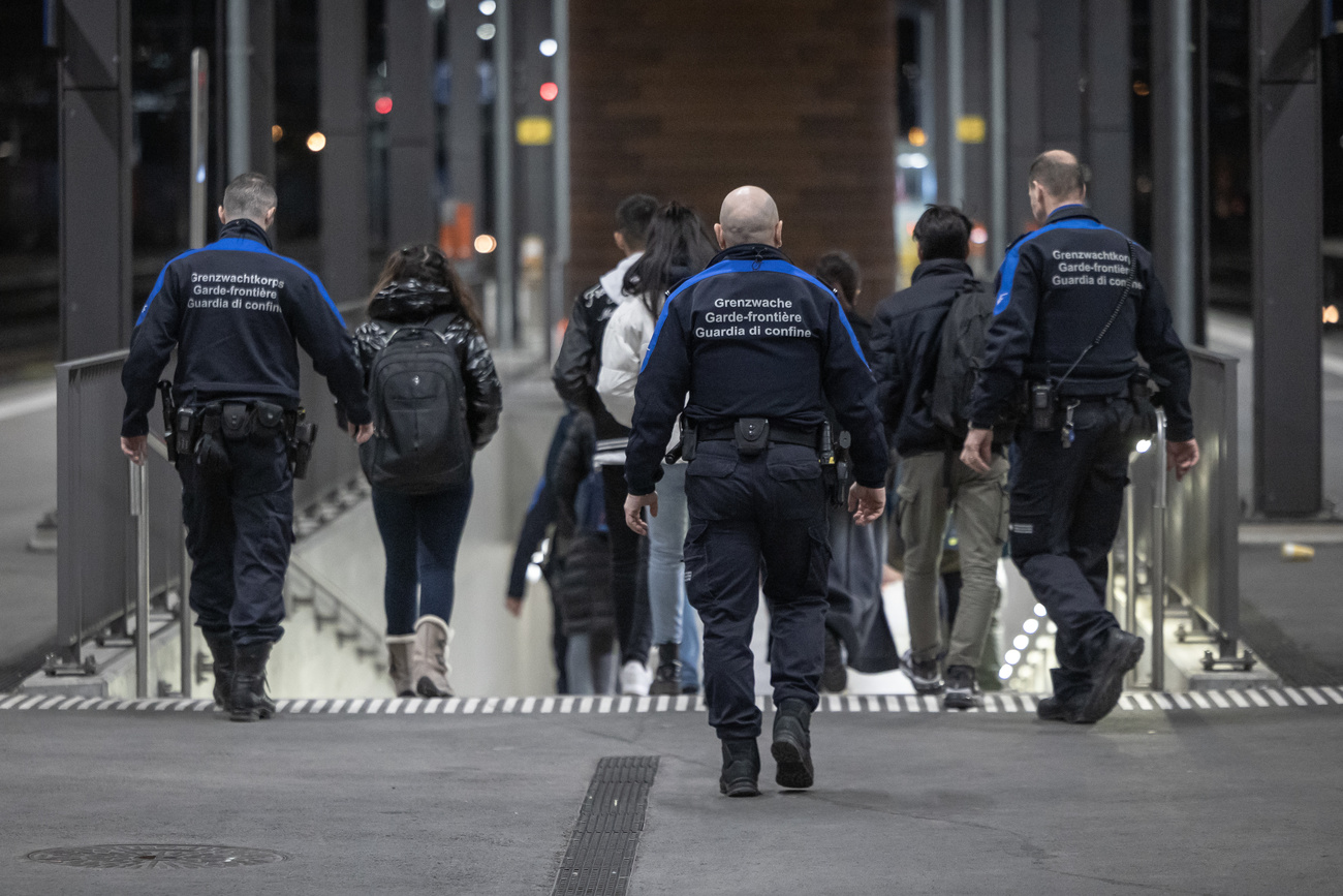 Immigrati fermati alla stazione di Chiasso.