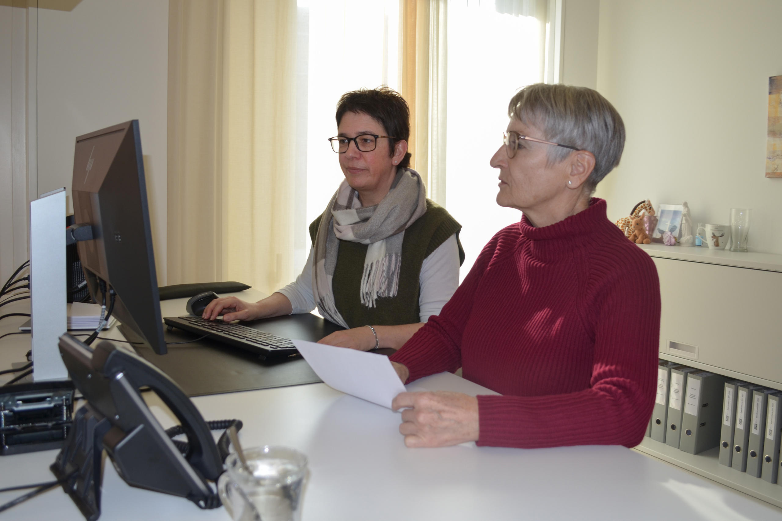 Deux femmes devant un écran d ordinateur portable.