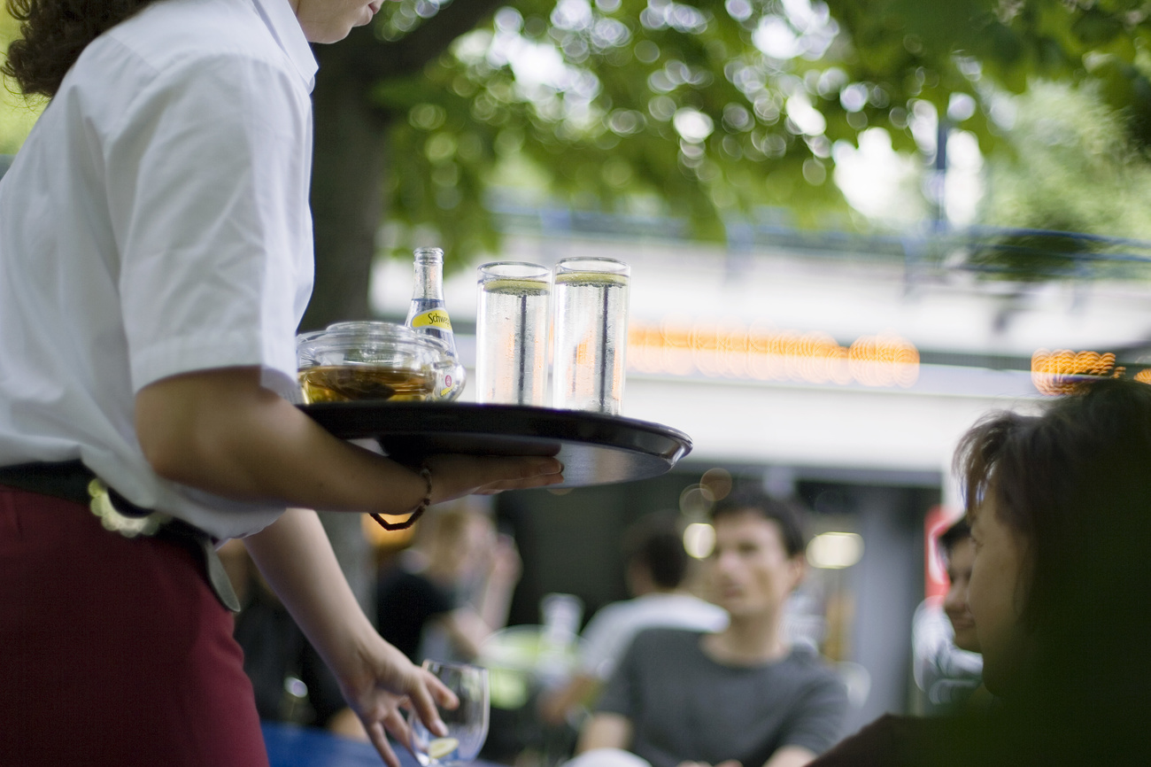 Camarera atendiendo a clientes en una cafetería de Basilea