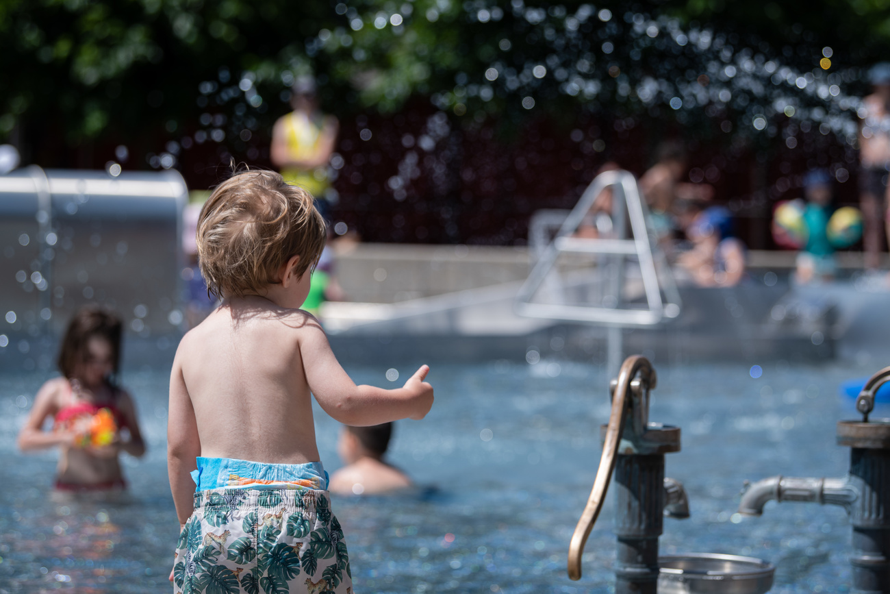 un enfant à la piscine