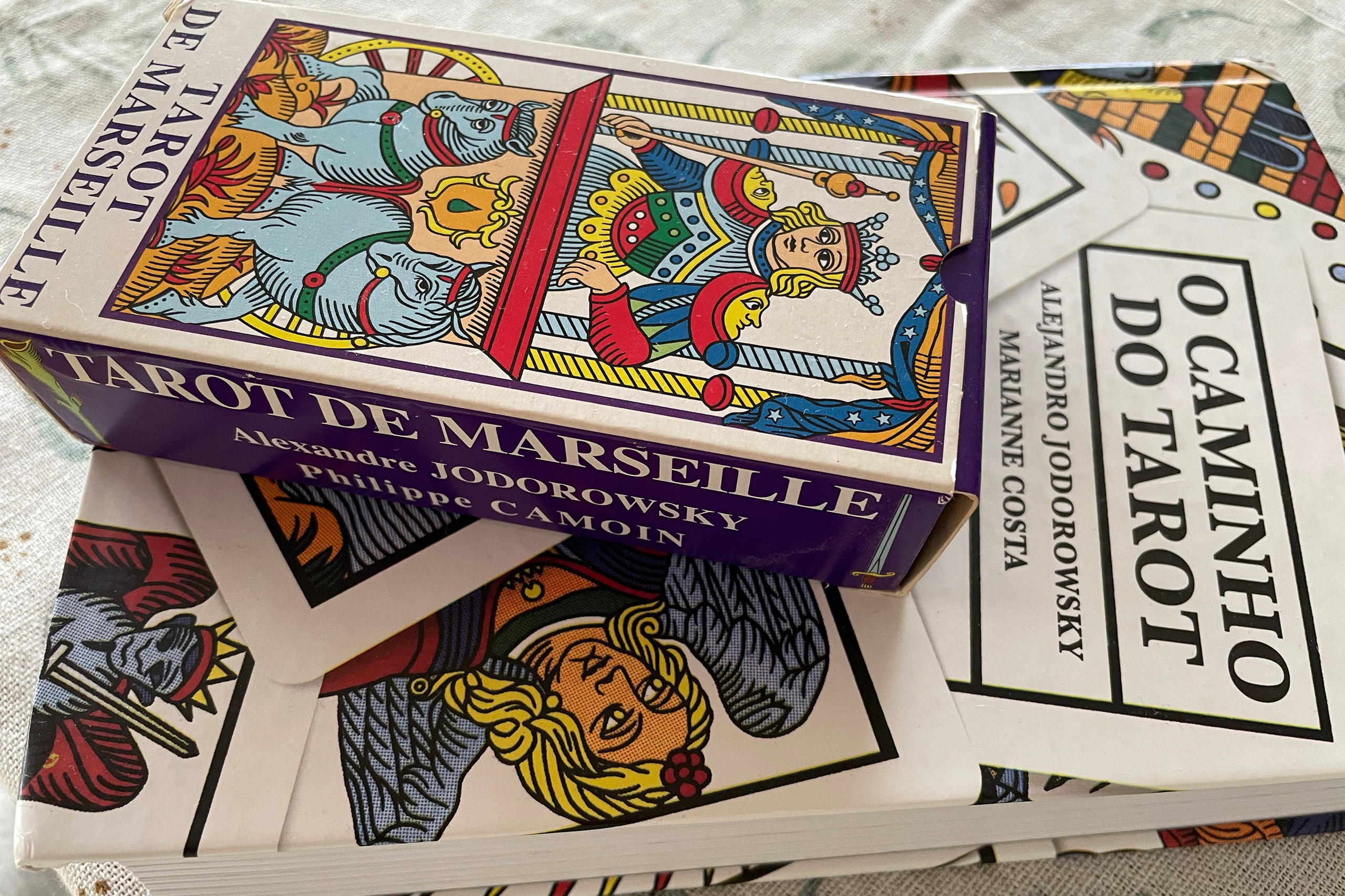 Das Tarot de Marseille und das Einführungsbuch von Jodorowsky