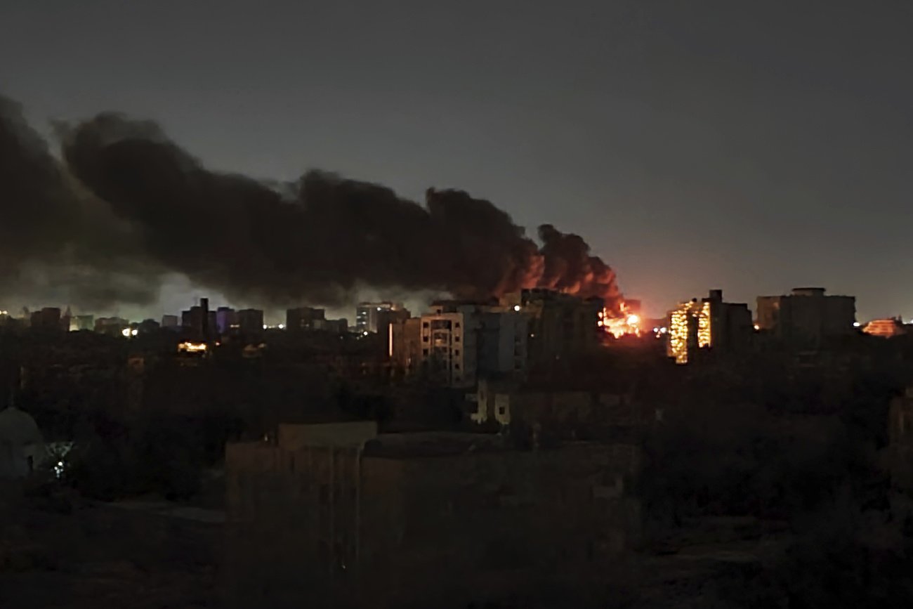 un edificio en fuego en Jartum, Soudan