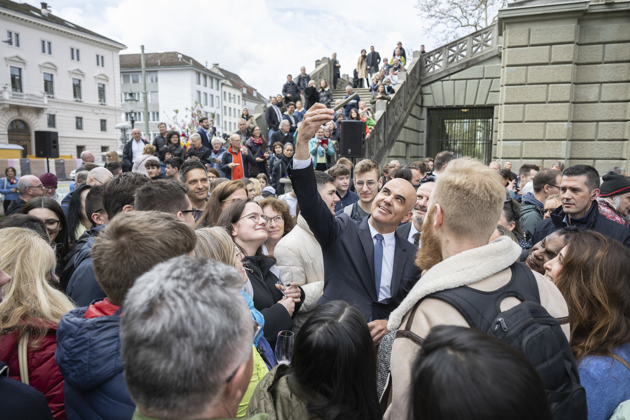 gruppo di persone con Alain Berset che scatta un selfie