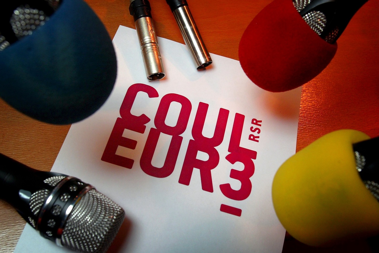Logo de la radio Couleur 3 avec quatre micros