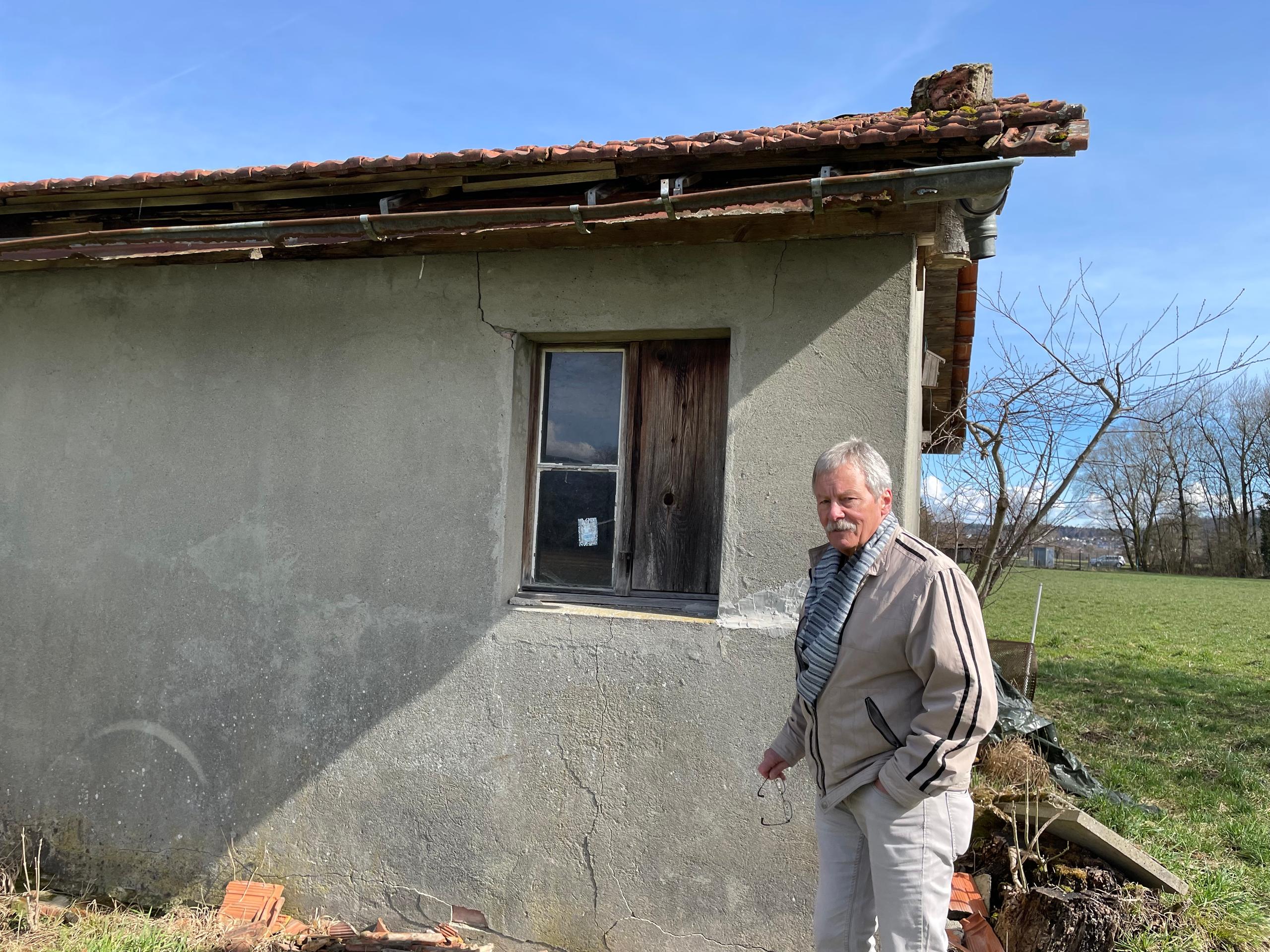 Homme devant un vieux bâtiment dans les champs