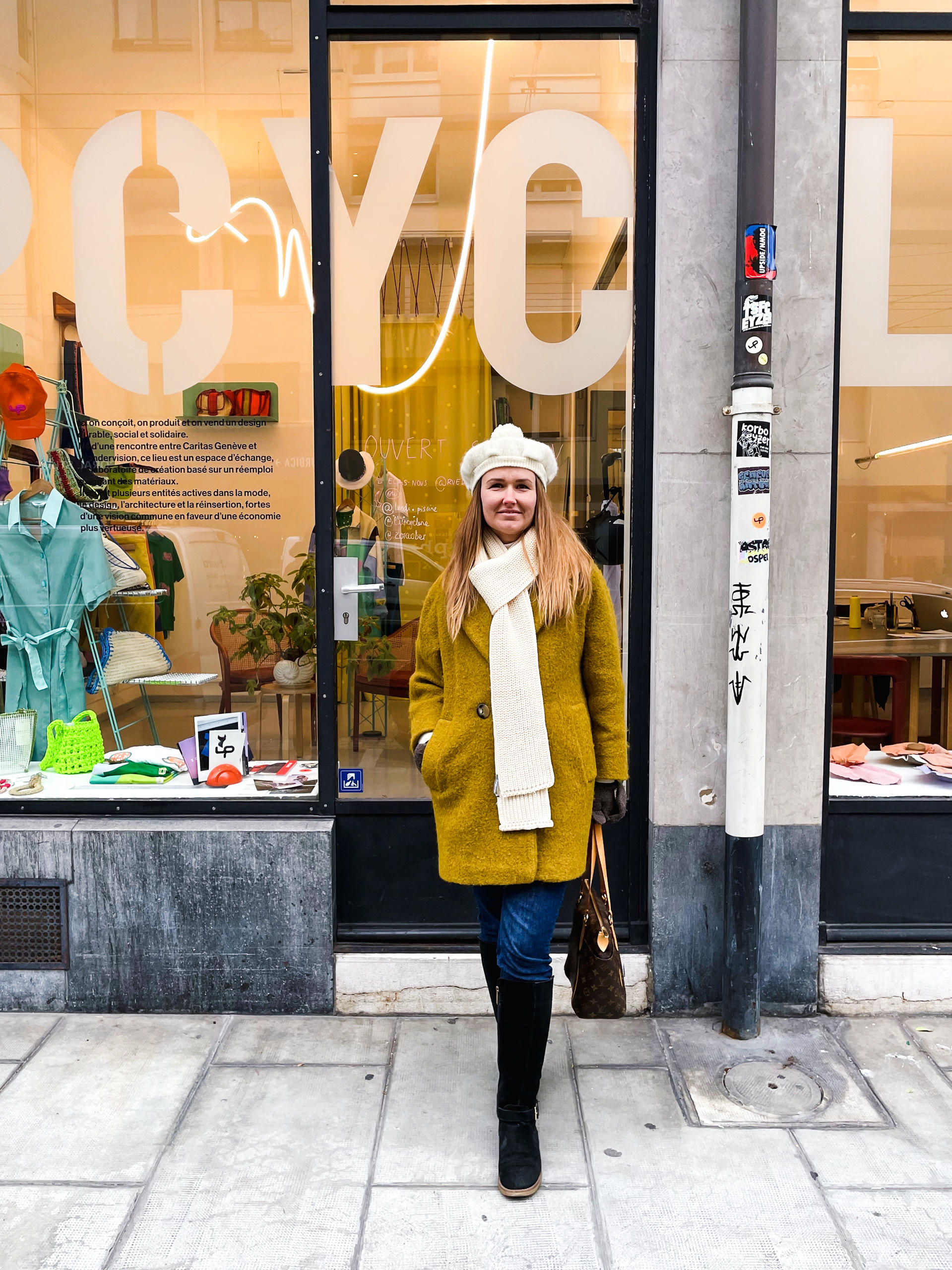 كاتيا فلاديميروفا أمام واجهة متجر Upcyclerie في جنيف