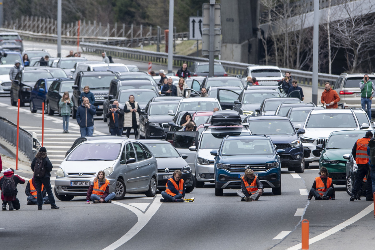 Persone davanti a colonna id veicoli