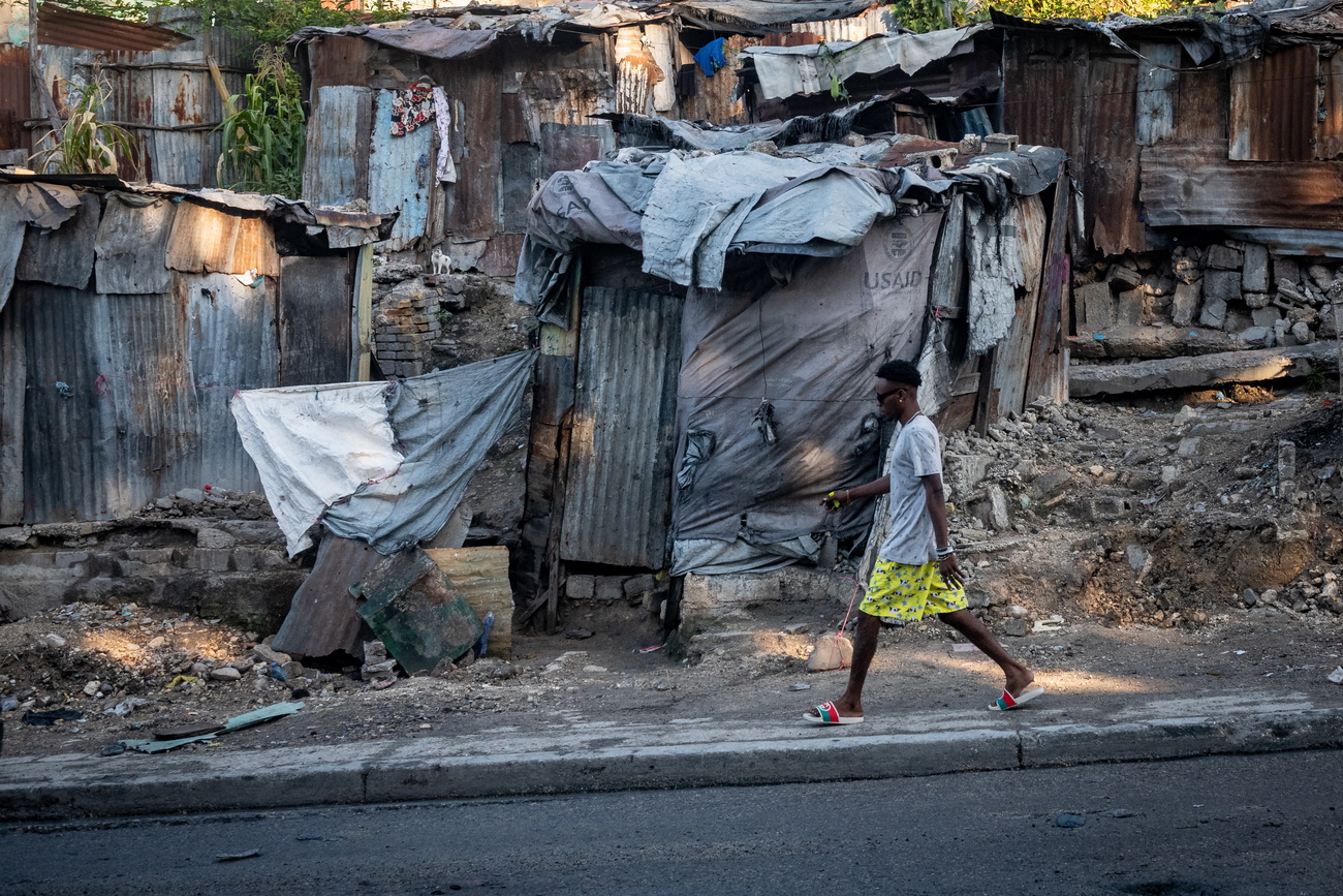 ein mann geht durch Port-au-Prince