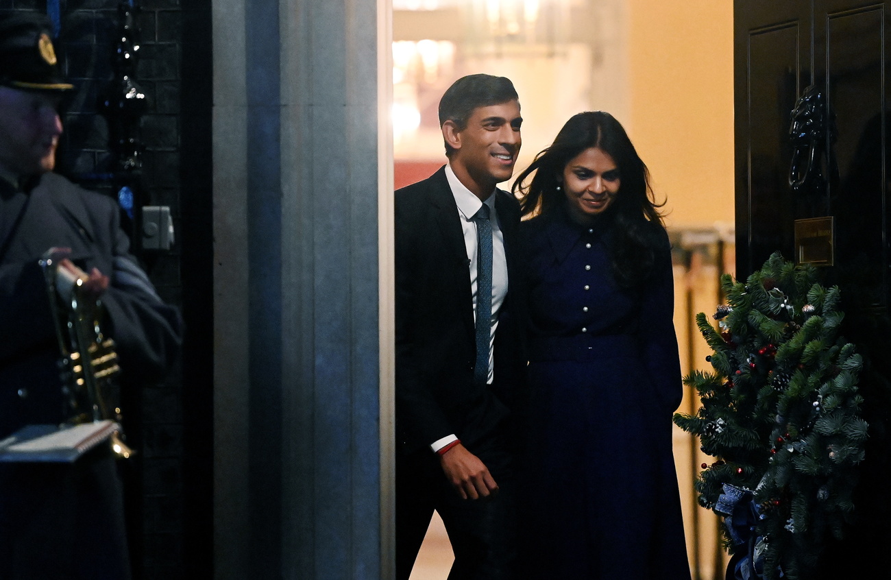 Il premier britannico Rishi Sunak con la moglie Akshata Murty