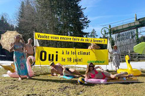 Des militant-es de Greenpeace manifestent pour le climat au pied d une piste de ski sans neige
