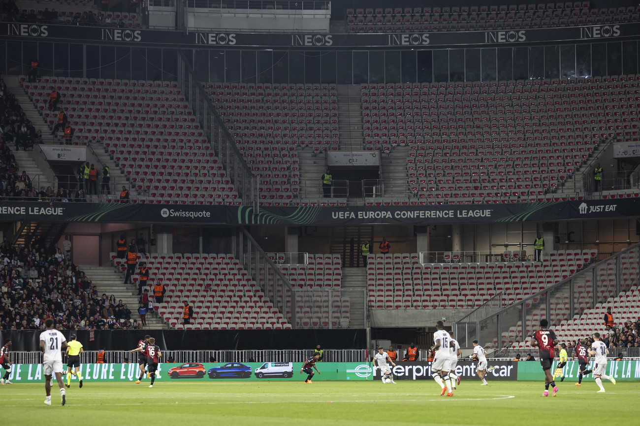 Tribuna ospiti deserta.