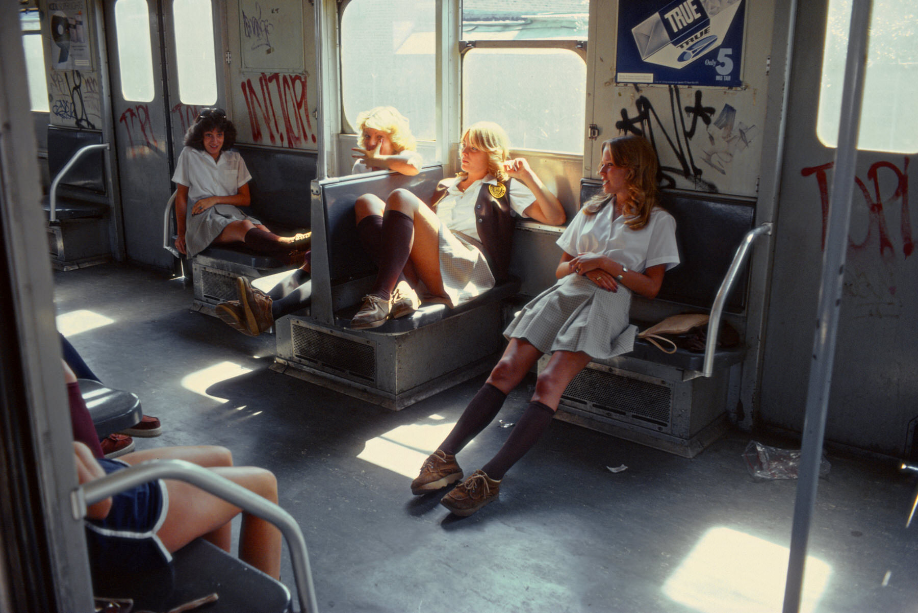 طالبات المدارس على متن القطار في محطة مترو أنفاق نيويورك عام 1978