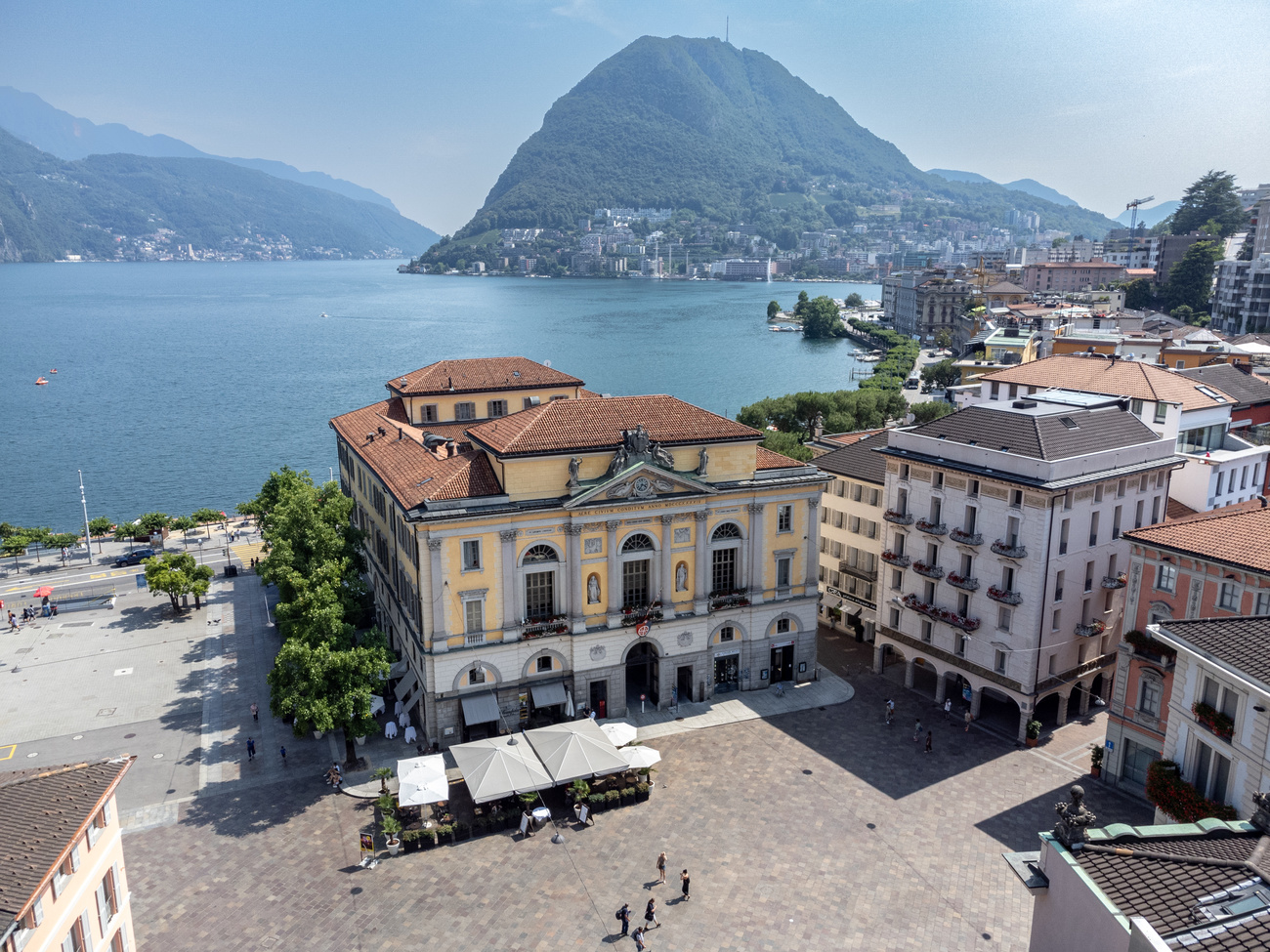 Piazza Riforma di Lugano vista all alto con il Municipio e dietro il monte San Salvatore e il lago.