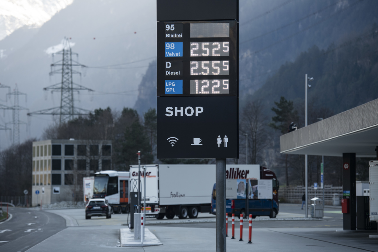 cartello con prezzi benzina