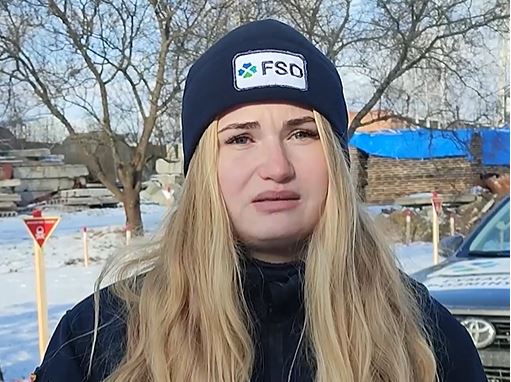 Gesicht einer jungen Frau mit blauer Kappe und langen blonden Haaren