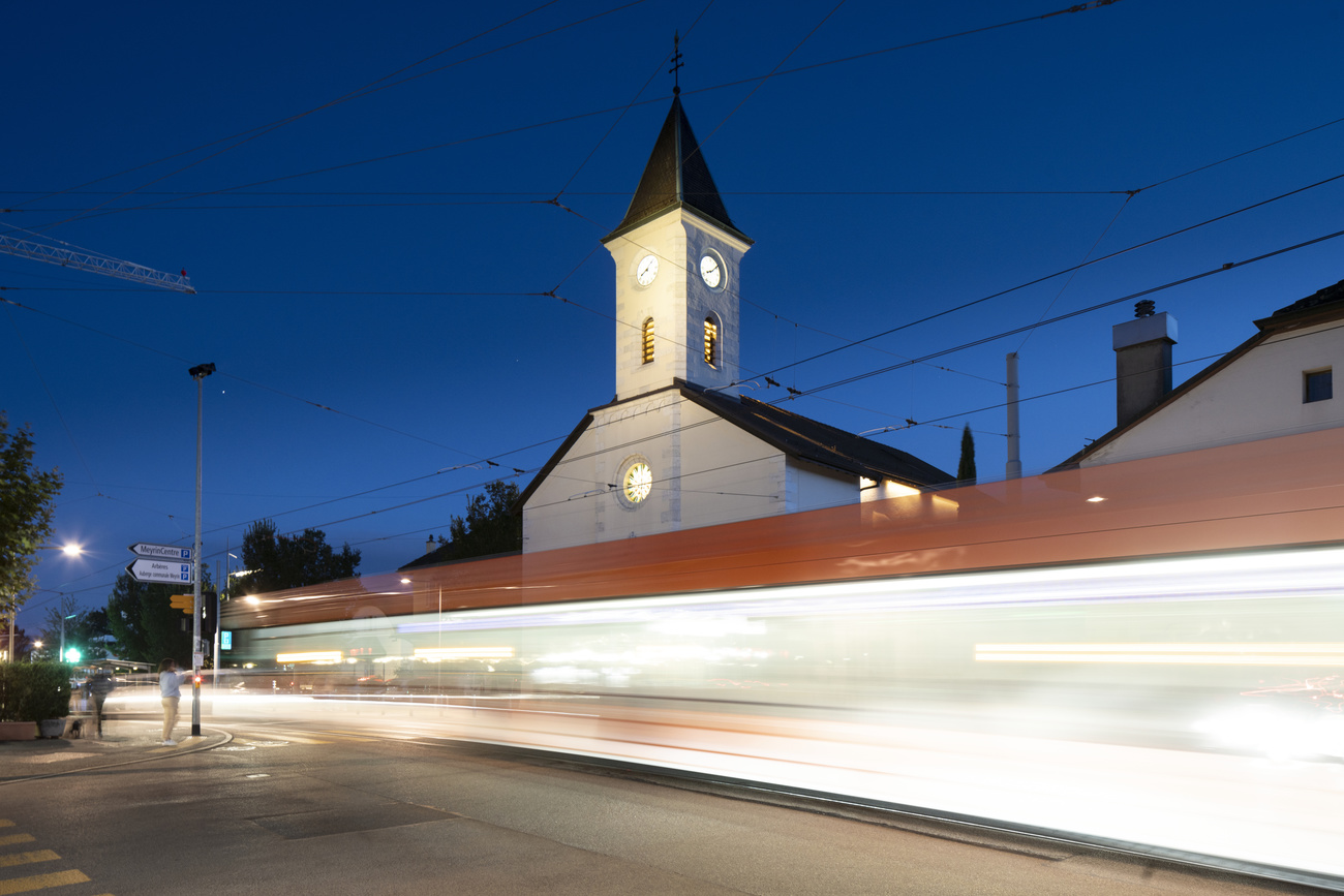 chiesa con in primo piano immagine di un tram