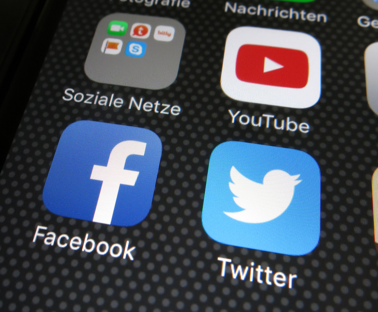 schermata smartphone con icone app facebook, twitter, youtube