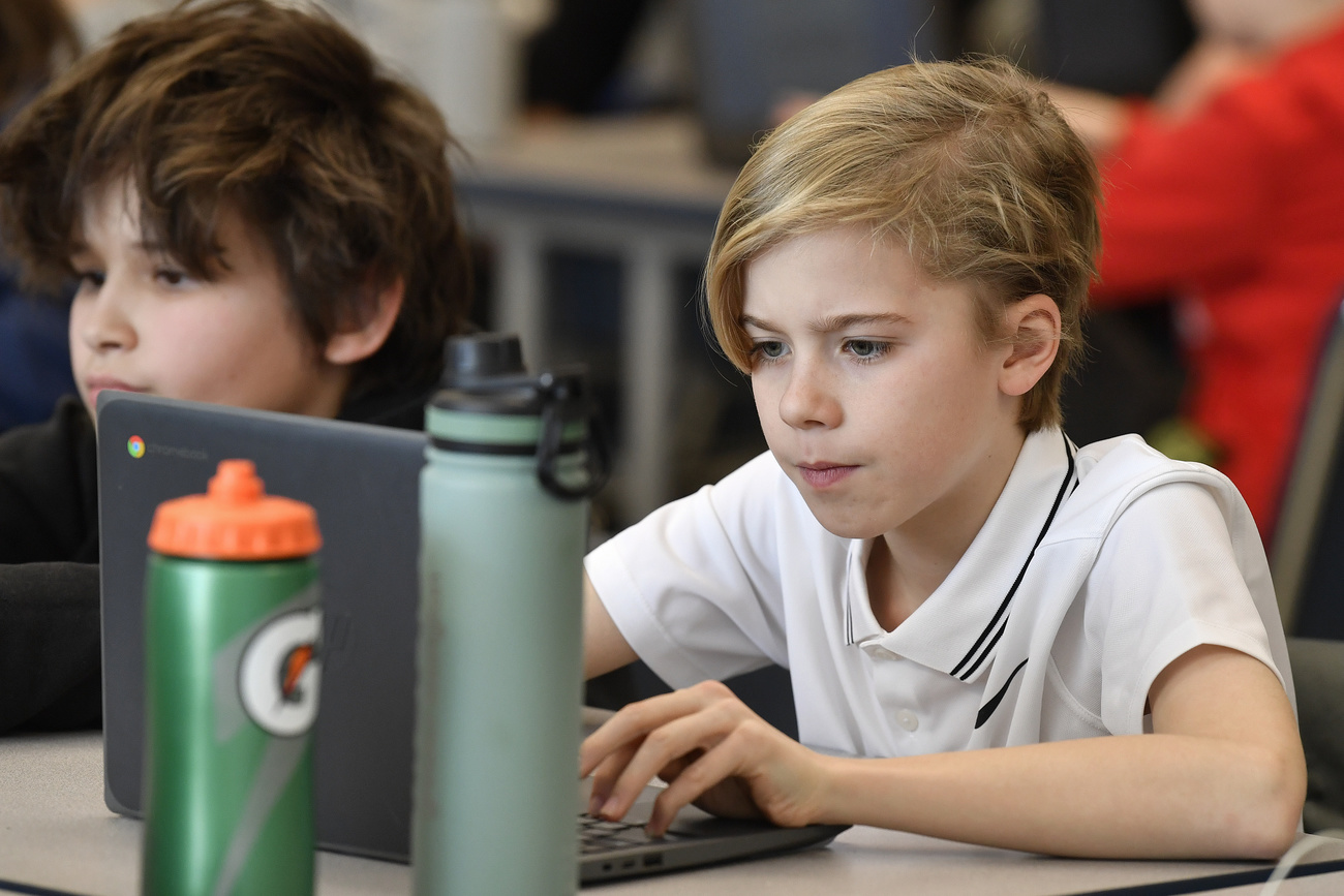 Enfants derrière un ordinateur